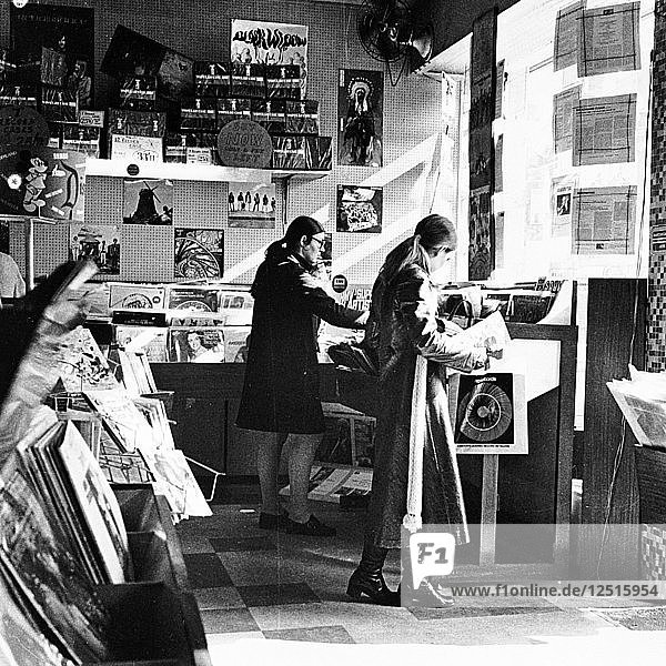 Zwei Frauen in einem Londoner Plattenladen  um 1960. Künstler: Henry Grant
