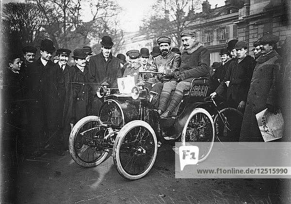 Louis Renault auf dem Fahrersitz einer Voiturette Renault 1¾ hp  1899. Künstler: Unbekannt