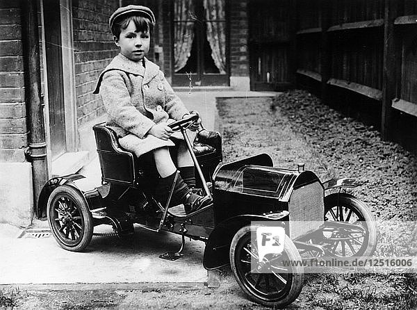 Junge in Mercedes 28/32 PS Tretauto von 1908  um 1908. Künstler: Unbekannt