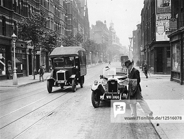 Ein Rover 1928 10/25 PS Sportwagen geparkt in einer Londoner Straße  1931. Künstler: Unbekannt