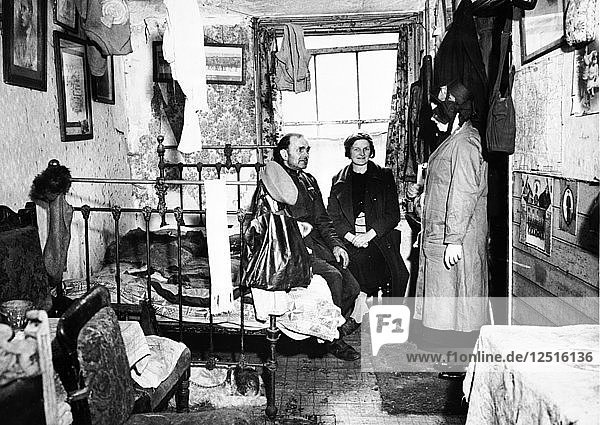Heilsarmee besucht einen Bewohner in Notting Hill  London  um 1900. Künstler: Unbekannt.