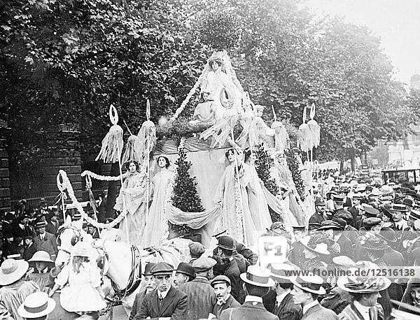 Das Auto Empire auf dem Krönungszug der Frauen  17. Juni 1911. Künstler: Unbekannt