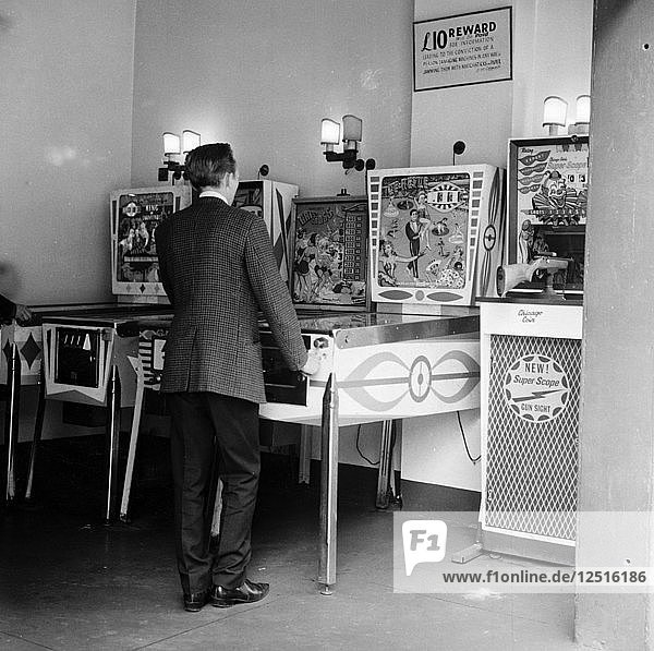 Mann spielt Flipper in einer Londoner Spielhalle  um 1966-67. Künstler: Henry Grant