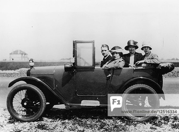 Ein Austin Seven Chummy mit Passagieren  1925. Künstler: Unbekannt