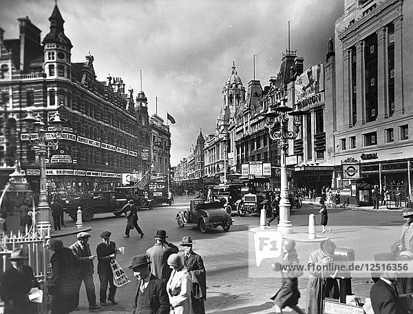 St Giles Circus  City of Westminster  London  (um 1920?). Künstler: Unbekannt