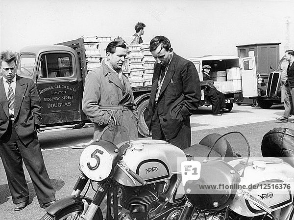 John Surtees mit Norton-Motorrädern  1954. Künstler: Unbekannt