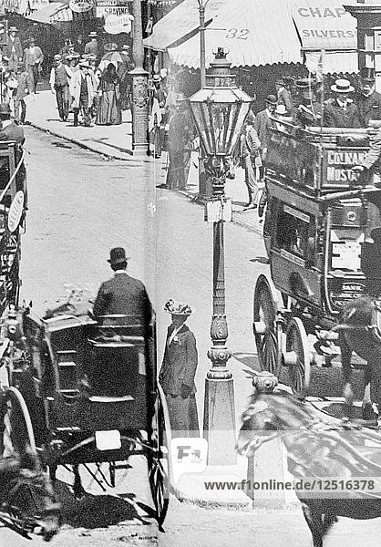 The Strand mit der Charing Cross Station auf der rechten Seite  Westminster  London  um 1900. Künstler: Unbekannt