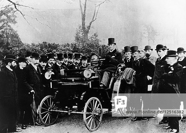 FR Simms am Steuer eines 4-PS-Cannstatt-Daimler  Crystal Palace  London  (um 1895?). Künstler: Unbekannt