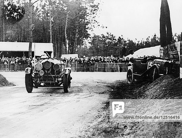 Bentley fährt an einem verunglückten Lagonda vorbei  24 Stunden von Le Mans  1928. Künstler: Unbekannt