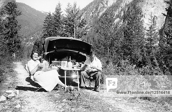 Ehepaar mit Vauxhall Wyvern beim Picknick  um 1950. Künstler: Unbekannt