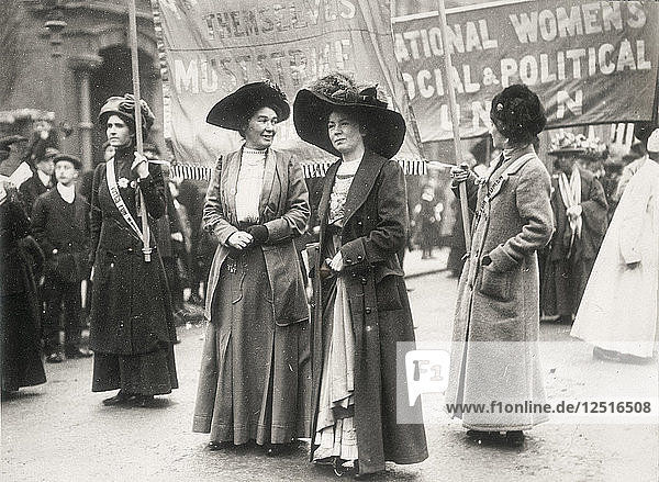Christabel Pankhurst bei einer Suffragetten-Demonstration  um 1910. Künstler: Unbekannt