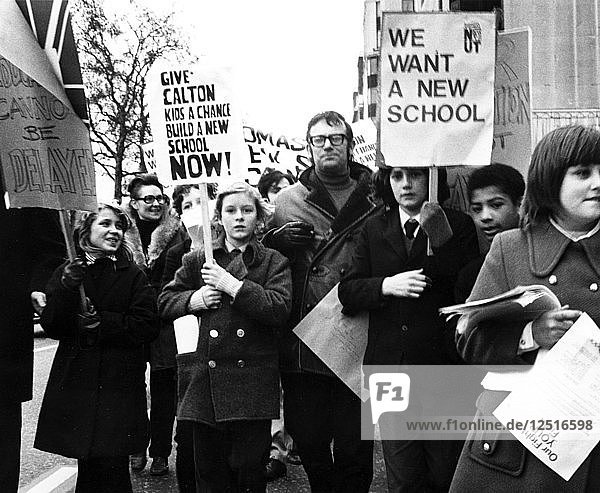 Demonstranten auf einem Londoner Protestmarsch  um 1960. Künstler: Henry Grant