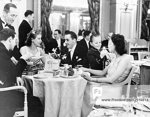 Menschen speisen im Trocadero Restaurant  Leicester Square  London  1939. Künstler: Unbekannt