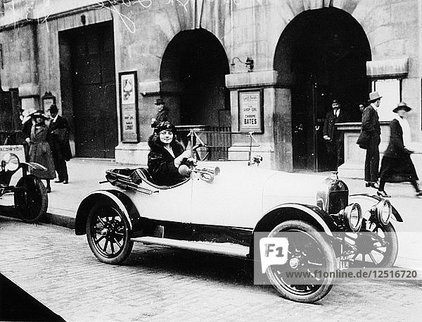 Miss Evelyn Laye sitzt in einem geparkten Auto  (1920er Jahre?). Künstler: Unbekannt