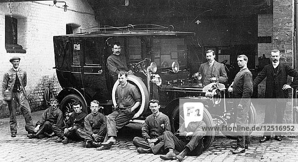 Männer mit einem 1911er Daimler  um 1911. Künstler: Unbekannt
