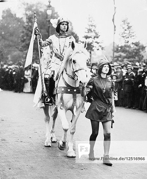 Marjorie Annan Bryce als Jeanne d'Arc bei der Krönungsprozession der Frauen  London  1911. Künstler: Unbekannt