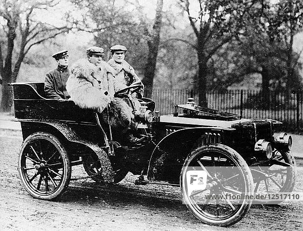 Männer fahren in einem 16-PS-Wagen von De Dietrich  1902. Künstler: Unbekannt