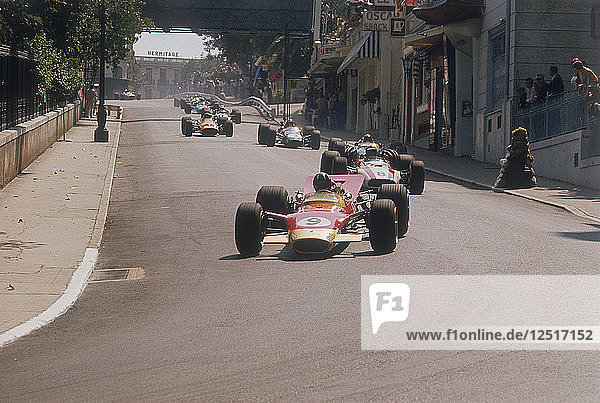 Graham Hills Lotus vor John Surtees Honda  Großer Preis von Monaco  1968. Künstler: Unbekannt