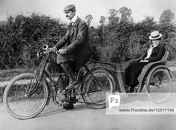 Ein Motorrad mit Anhänger  um 1903. Künstler: Unbekannt