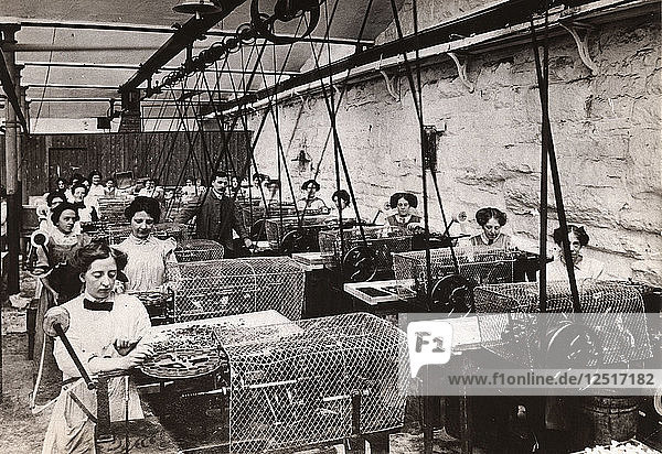 Toffee-Verpackungsmaschinen  Mackintosh-Fabrik  Halifax  West Yorkshire  1912. Künstler: Unbekannt