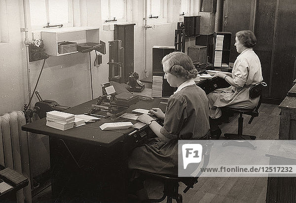 Zwei Frauen bei der Arbeit im Lohnbüro  Rowntree-Fabrik  York  Yorkshire  1952. Künstler: Unbekannt