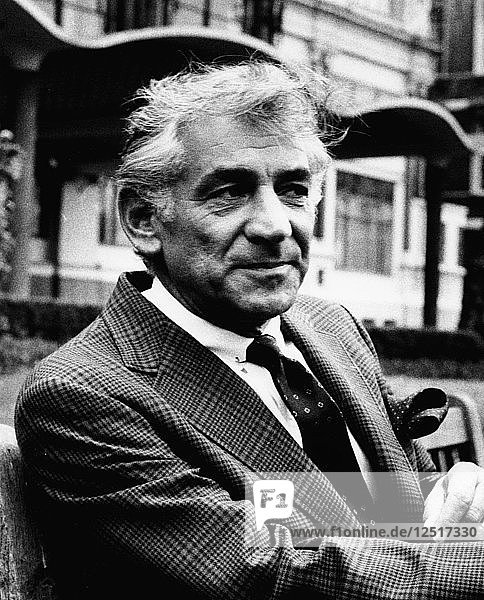Leonard Bernstein (1918-1990)  amerikanischer Komponist  vor dem Savoy Hotel  London. Künstler: Unbekannt