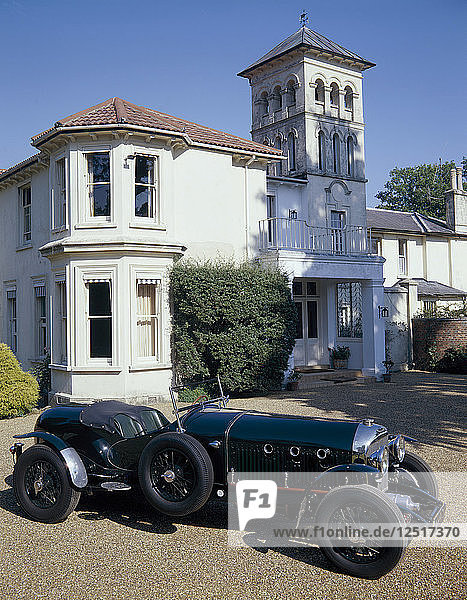Ein 1930 Bentley Supercharged vor einem Haus. Künstler: Unbekannt