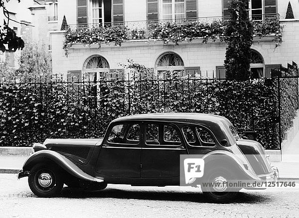 1954 Citroën 15CV Familiale vor einem Haus geparkt. Künstler: Unbekannt