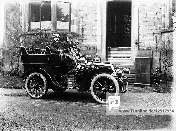 Zwei Männer in einem Auto von De Dion Bouton  um 1904. Künstler: Unbekannt