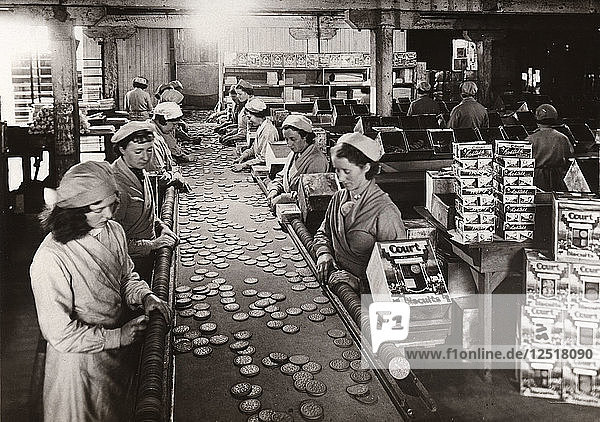 Frauen beim Verpacken von Court Biscuits  Norwich  Caley Fabrik  Norfolk  1937. Künstler: Unbekannt