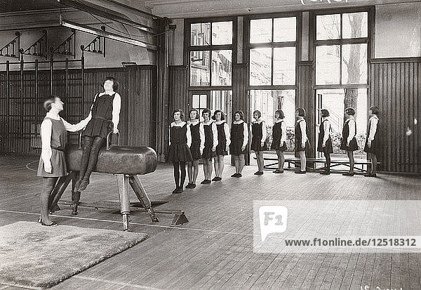Rowntree-Mädchen bei einer Gymnastikstunde in der Halle  1930. Künstler: Unbekannt