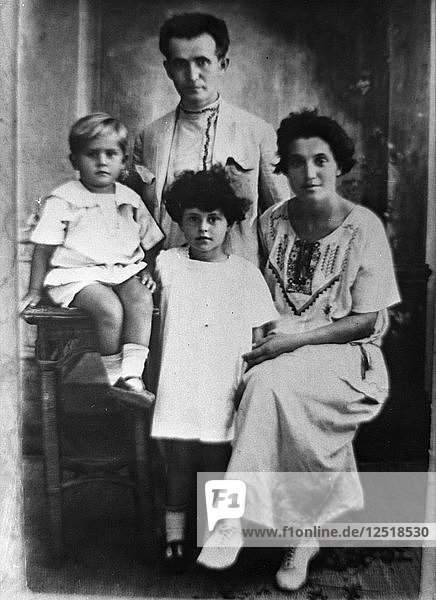 David Ben Gurion (1886-1973) mit seiner Familie  1920er Jahre. Künstler: Unbekannt