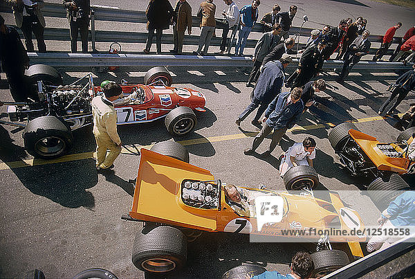 Denny Hulmes McLaren Ford beim Großen Preis von Großbritannien  Silverstone  Northamptonshire  1969. Künstler: Unbekannt