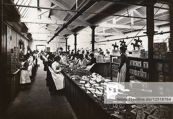 Frauen verpacken Edward VII. Krönungsdosen  Rowntree Cocoa Works  York  Yorkshire  1897. Künstler: Unbekannt