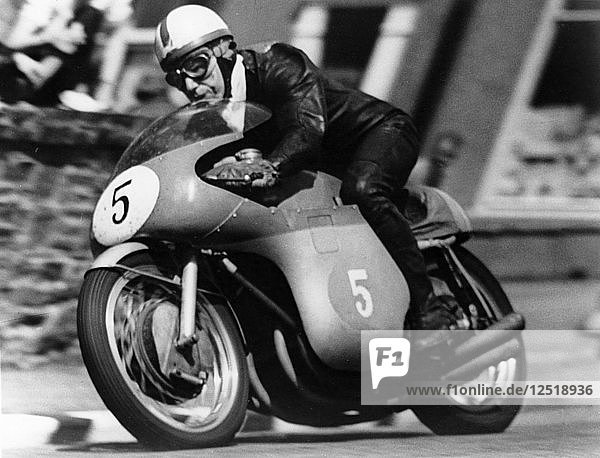 John Surtees gewinnt die Isle of Man Junior TT auf einer MV Agusta  1959. Künstler: Unbekannt