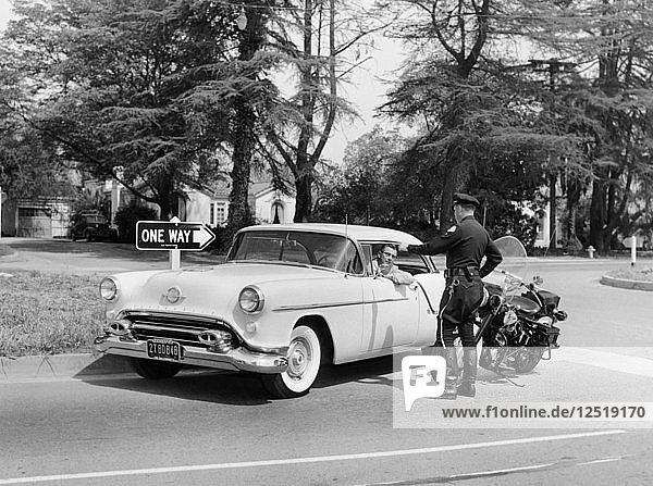 Ein Oldsmobile an der Ecke einer amerikanischen Straße  1954. Künstler: Unbekannt