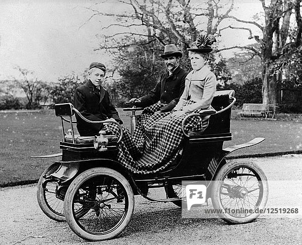 Menschen in einem De Dion Vis-a-Vis-Wagen  1902. Künstler: Unbekannt