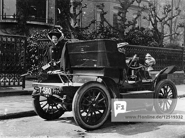 Ein 1904 De Dion Auto  das in einer Straße geparkt ist  (um 1904?). Künstler: Unbekannt