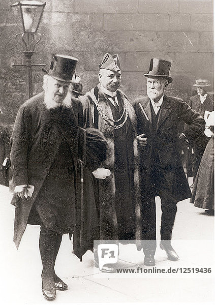 Joseph Rowntree (rechts) anlässlich der Verleihung der Freiheit der Stadt York  1911. Künstler: Unbekannt