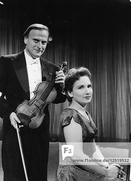 Yehudi Menuhin (1916-1999) mit seiner Schwester Hephzibah Menuhin (1920-1981)  amerikanische Musiker. Künstler: Unbekannt