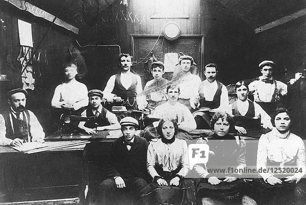 Jüdische Schneiderwerkstatt in Londons East End  um 1910. Künstler: Unbekannt