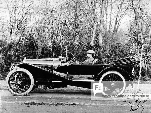 Ein Mann am Steuer eines Hispano-Suiza Alfonso XIII  1914. Künstler: Unbekannt