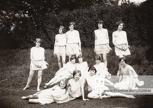 Mädchen der griechischen Tanzklasse posieren auf dem Rasen  1929. Künstler: Unbekannt