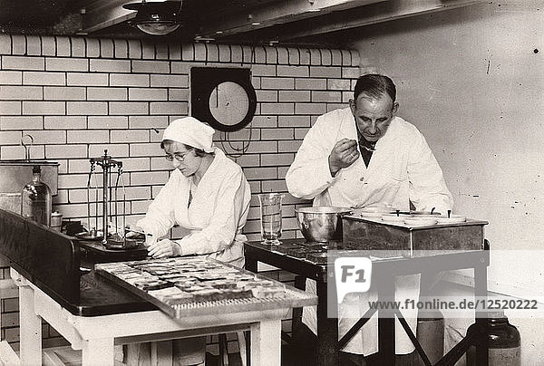 Die Kaugummiabteilung  Qualitätskontrolle  Rowntree-Fabrik  York  Yorkshire  1935. Künstler: Unbekannt