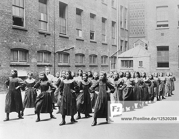Mädchen  die an der Jewish Free School trainieren  1900-1910. Künstler: Unbekannt