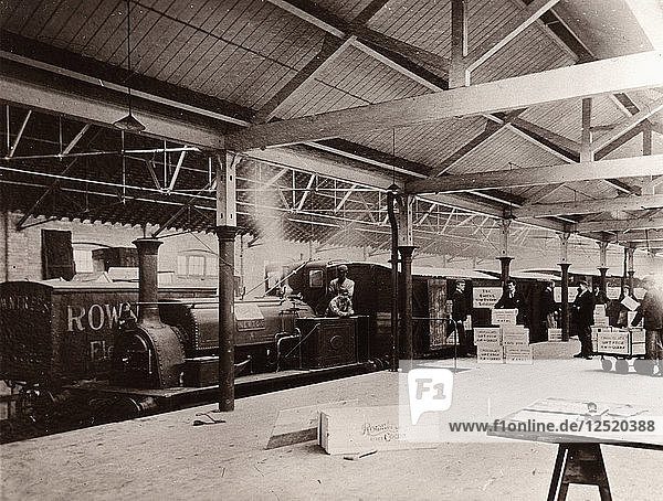 Dampfzug Newton mit Kisten voller Kakao  York  Yorkshire  1901. Künstler: Unbekannt