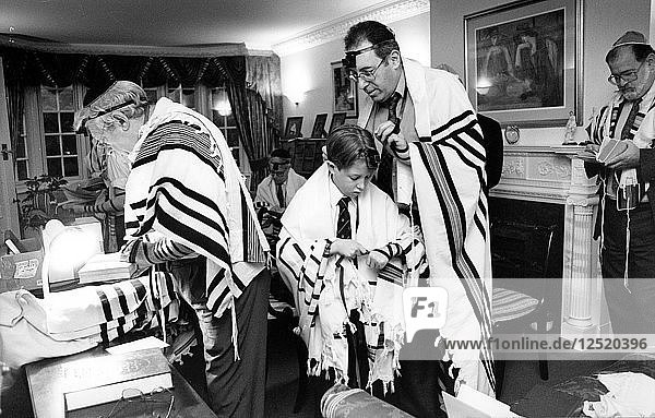 Asher Selman bereitet sich auf seine Barmitzvah vor  1996. Künstler: Unbekannt