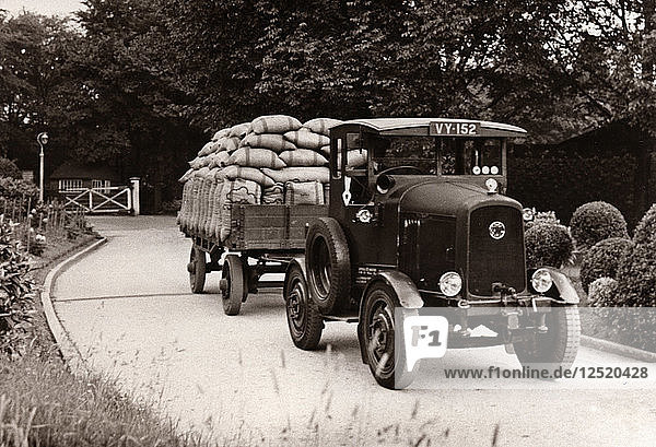 Ankunft von Kakaobohnen in der Rowntree-Fabrik  York  Yorkshire  1940. Künstler: Unbekannt