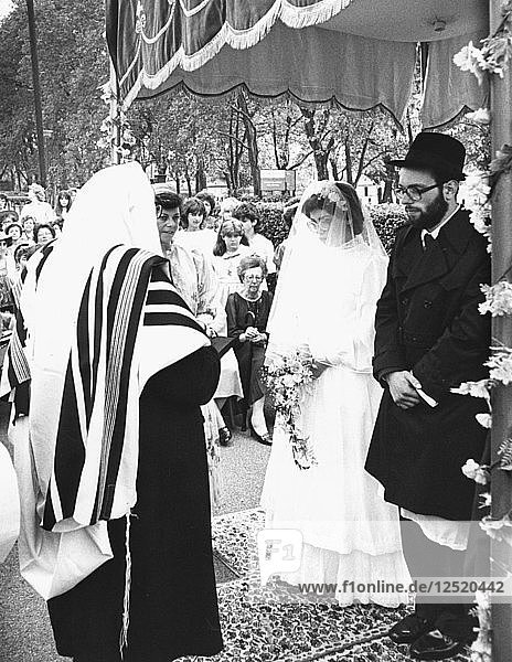 Hochzeit im Freien  Dollis Hill Synagoge  London  2. September 1984. Künstler: Unbekannt