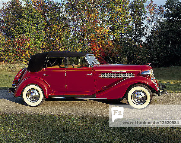 Ein Auburn 852 von 1936 auf einer Kiesauffahrt im Herbstsonnenlicht. Künstler: Unbekannt